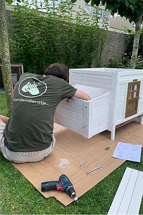 Bouwpakketten in elkaar zetten zoals bed, kast of bureau