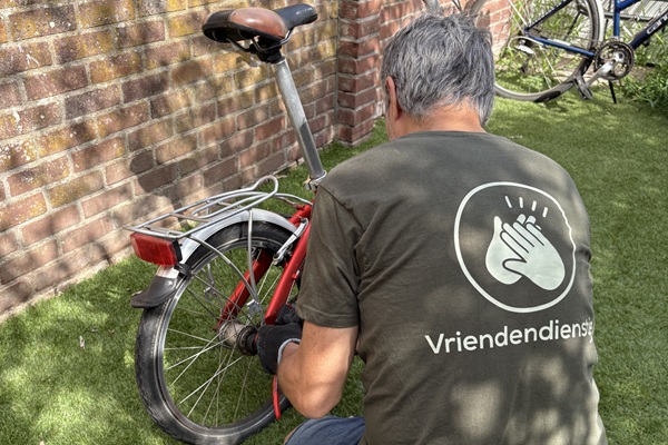 Plakken van de band. Vervangen van de remkabels en smeren van de ketting.