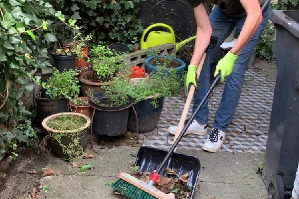 Schoonmaken van vloer, badkamer, meubels en keuken. Halen van boodschappen en het wegbrengen van vuilnis