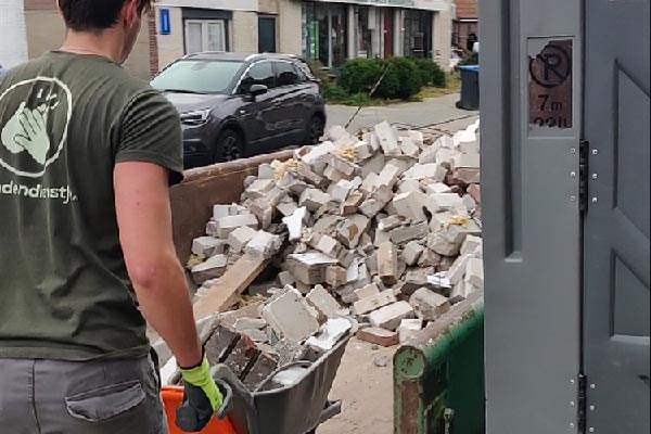 Verplaatsen van banken en kasten. Verhuizen van je inboedel. Helpen met zwaar sjouwwerk wat je niet alleen kan